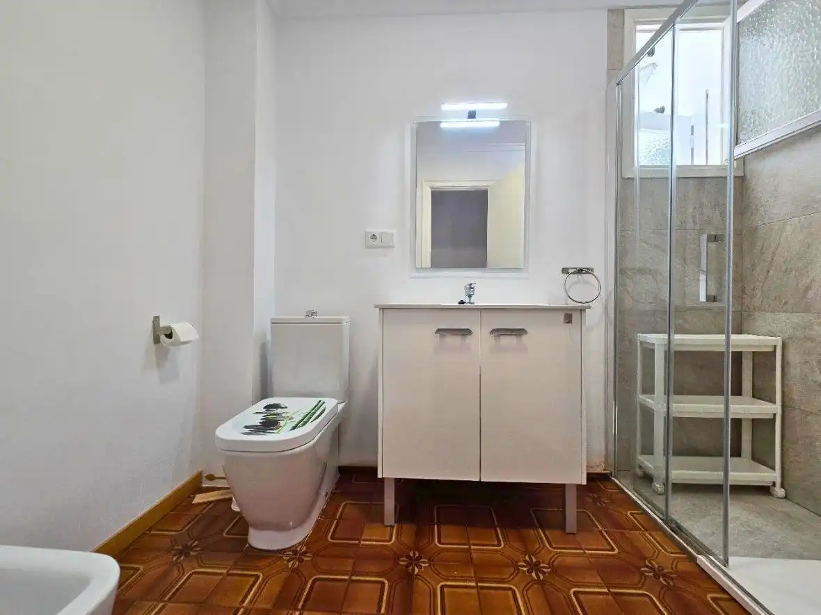 Baño de Piso de alquiler en Elche / Elx con Amueblado y Balcón