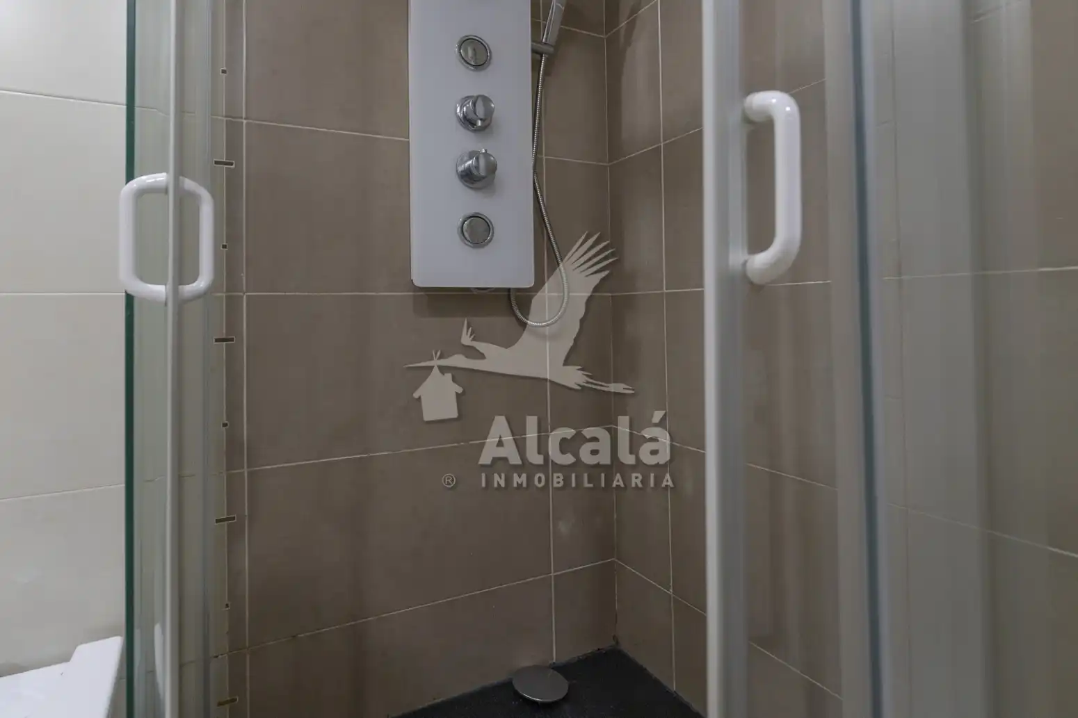 Baño de Piso en venta en Alcalá de Henares con Aire acondicionado, Calefacción y Jardín privado