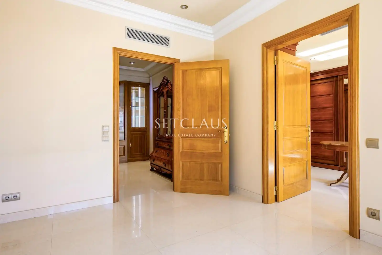 Flat for sale in Barcelona  with Air Conditioner and Alarm