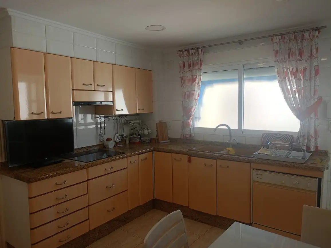 Cuina de Apartament de lloguer en Gandia amb Aire condicionat, Terrassa i Moblat
