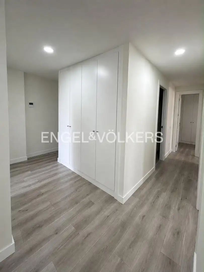 Piso con terraza en alquiler en Entrenúcleos, imagen 3