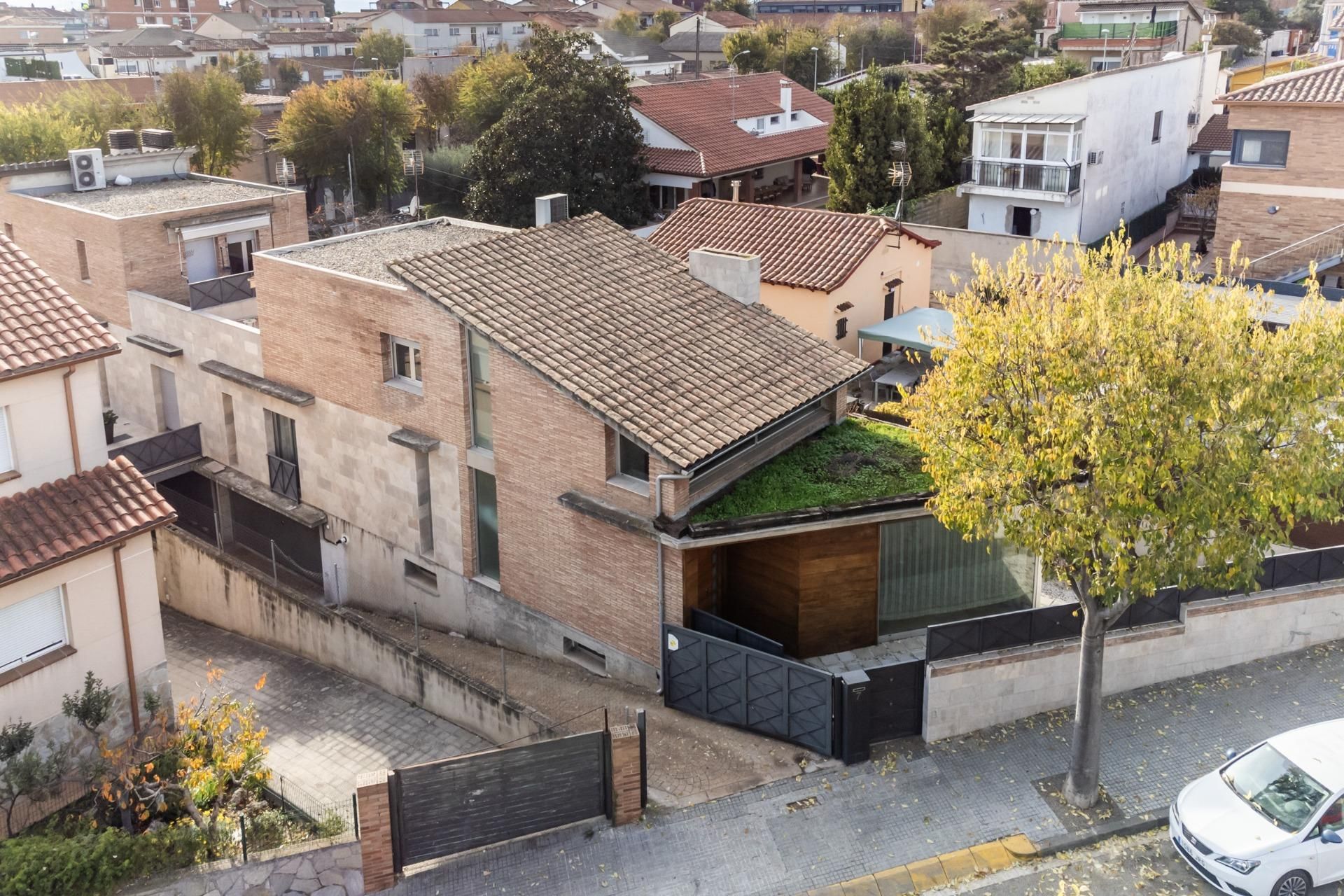 Exterior view of Single-family semi-detached for sale in Parets del Vallès  with Air Conditioner, Parquet flooring and Terrace
