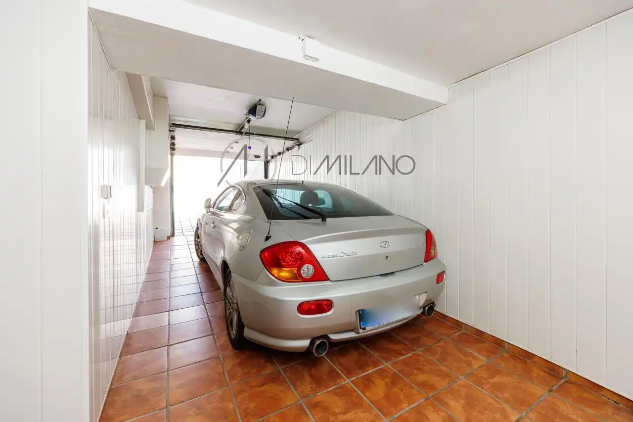 Parking de Casa adosada en venta en Vigo  con Calefacción, Jardín privado y Parquet