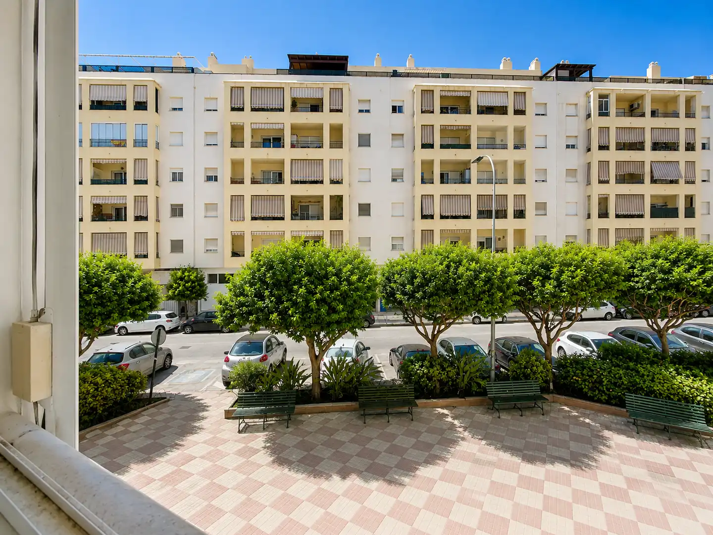 Außenansicht von Wohnungen zum Verkauf in Estepona mit Terrasse und Balkon