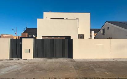 Vista exterior de Casa o xalet en venda en San Andrés del Rabanedo amb Calefacció, Jardí privat i Parquet