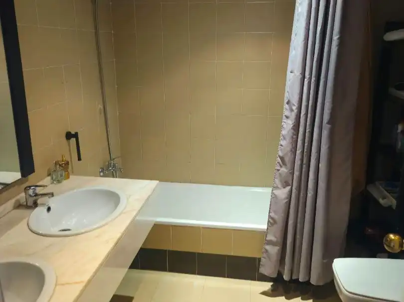Badezimmer von Wohnung zur Miete in Manilva mit Terrasse, Möbliert und Waschmaschine