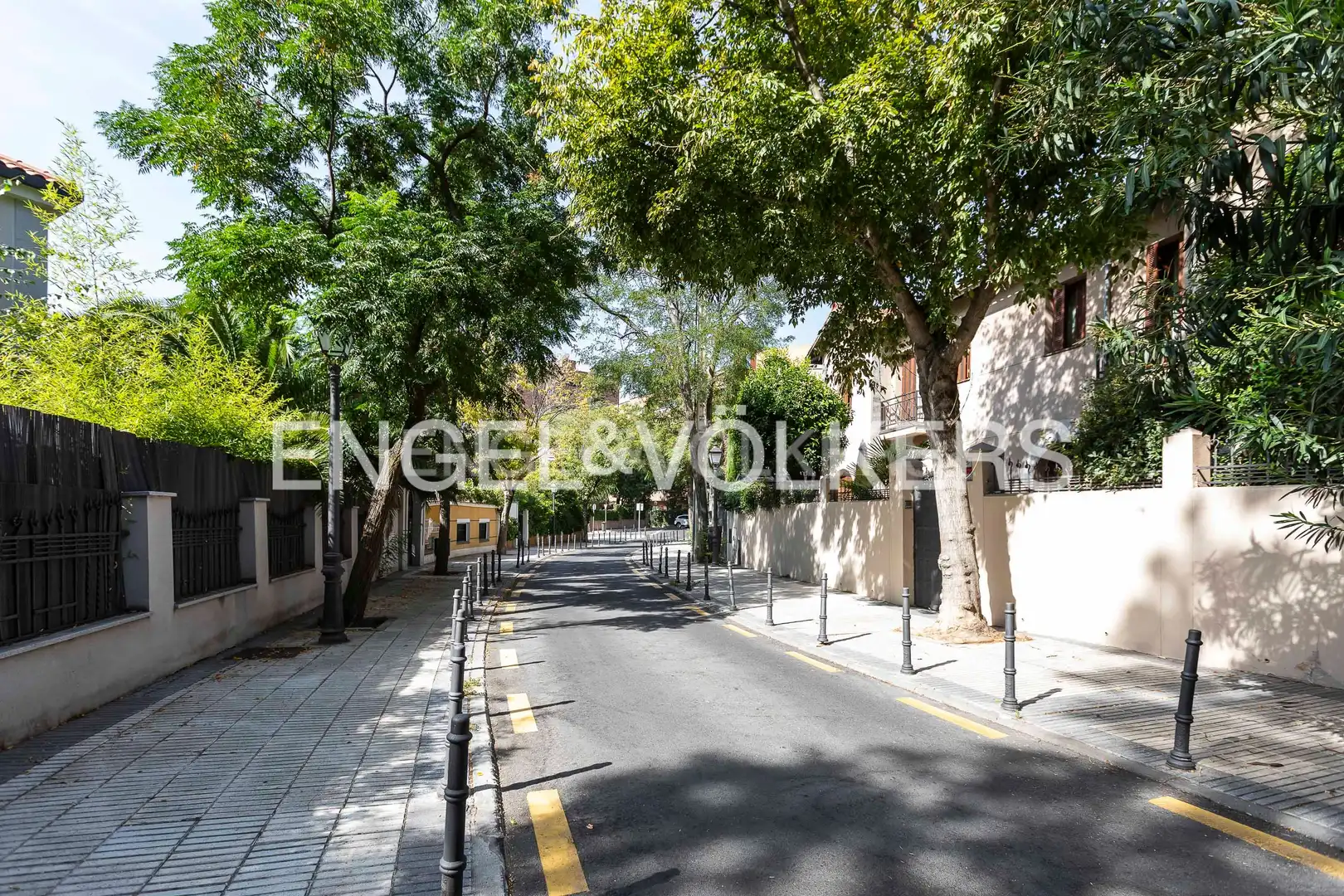 Vista exterior de Casa o xalet en venda en Madrid amb Calefacció, Jardí privat i Balcó