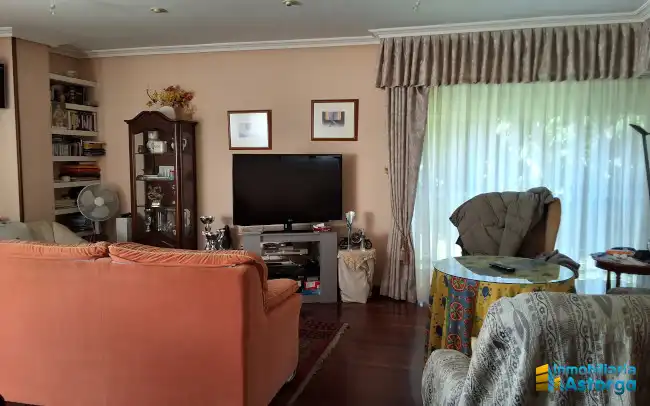 Sala de estar de Casa o chalet en venta en Astorga con Calefacción, Jardín privado y Parquet