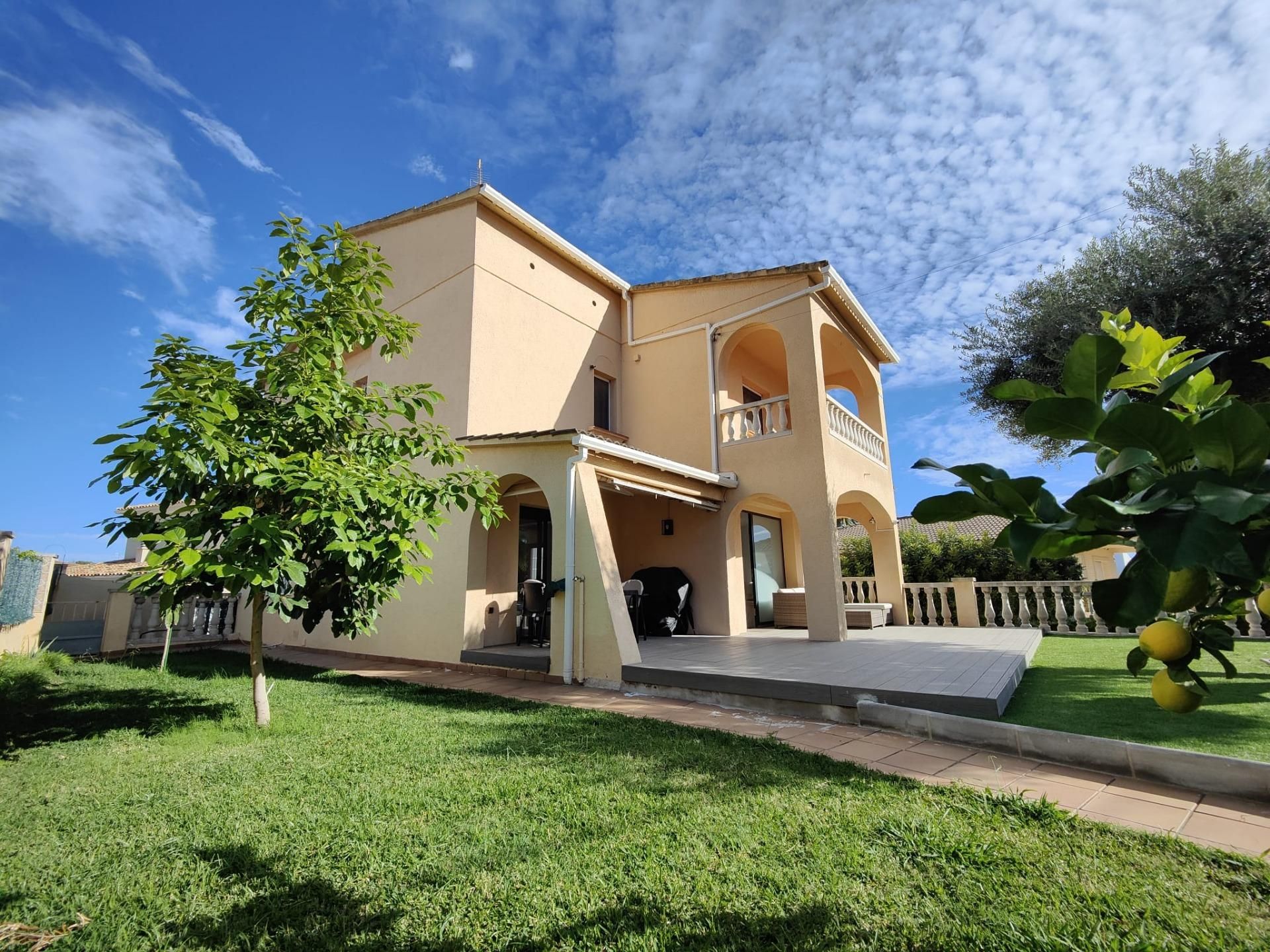 Vista exterior de Casa o chalet en venta en Cunit con Aire acondicionado, Jardín privado y Terraza