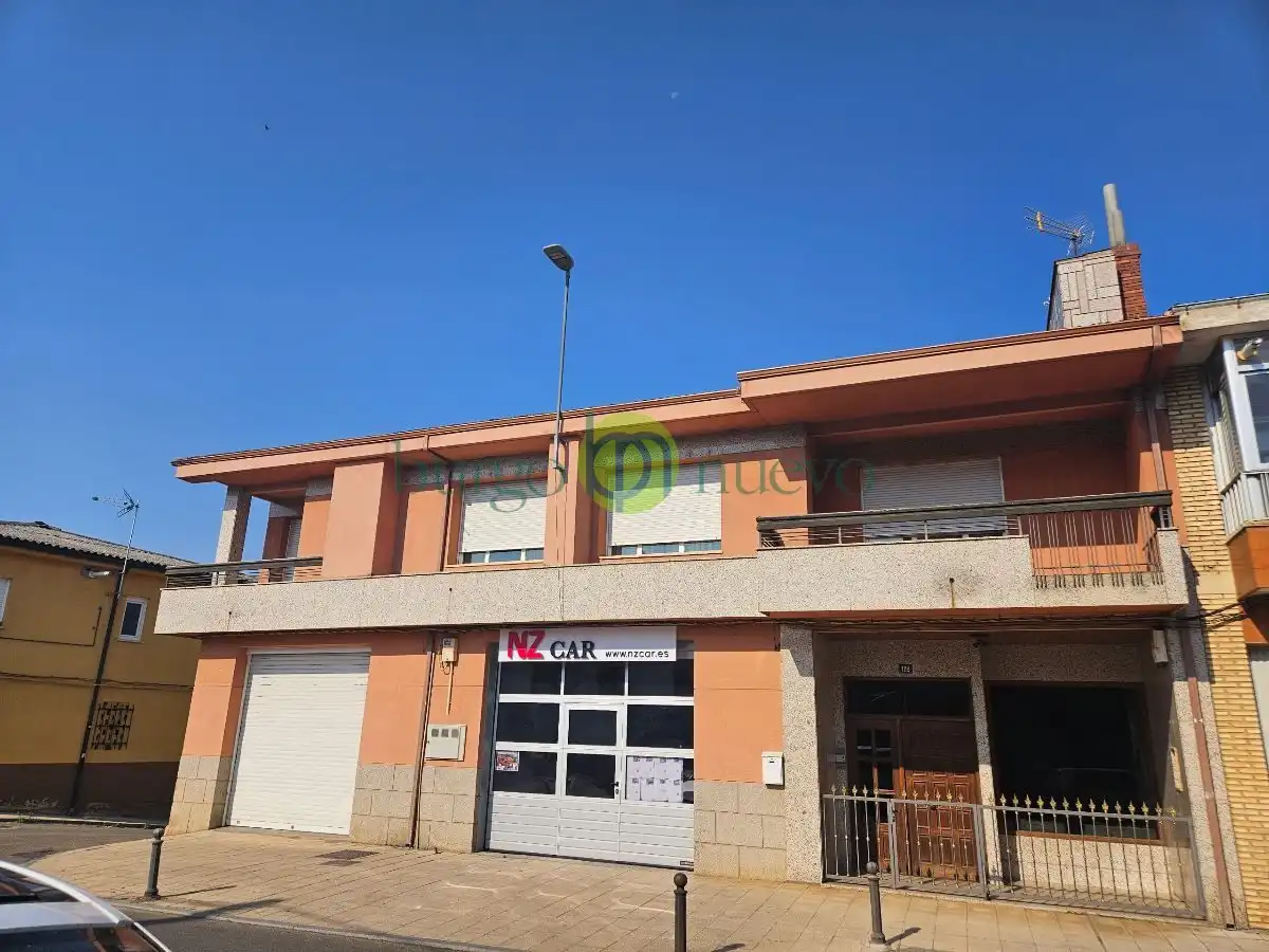 Vista exterior de Casa o xalet en venda en Sariegos amb Calefacció, Terrassa i Balcó