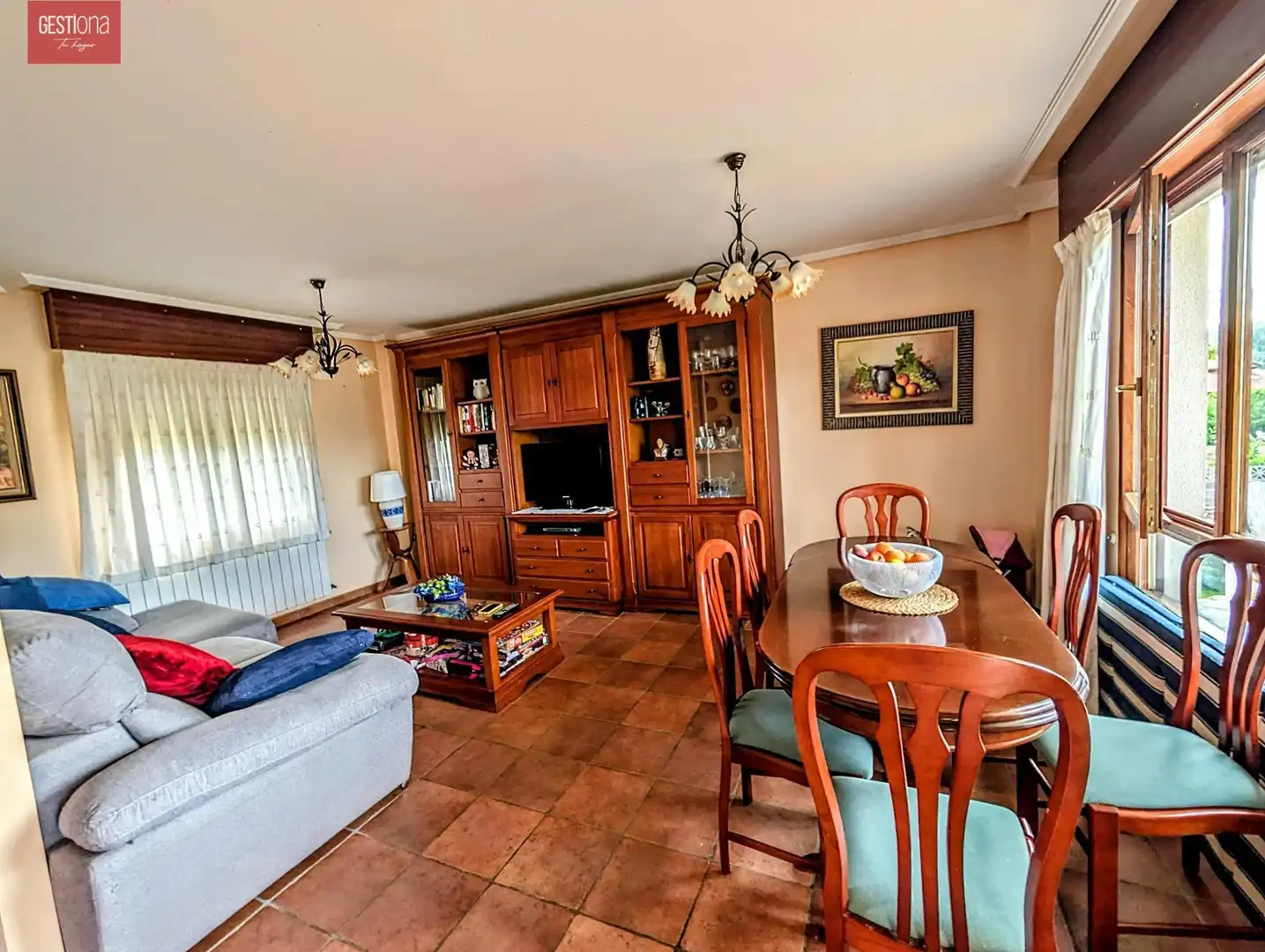 Sala d'estar de Casa adosada en venda en Arnuero amb Calefacció, Jardí privat i Terrassa