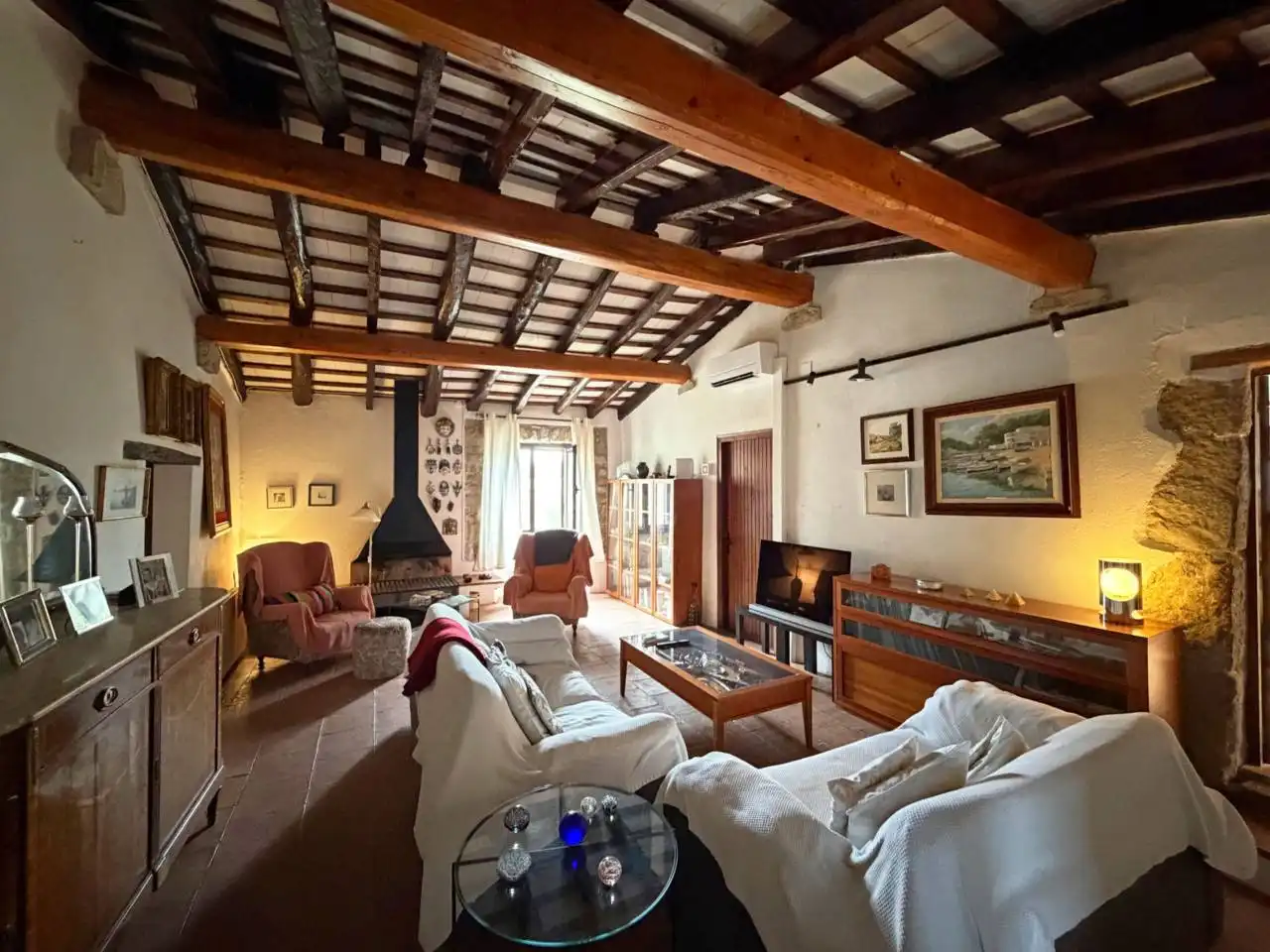 Sala d'estar de Finca rústica en venda en La Tallada d'Empordà amb Aire condicionat, Calefacció i Jardí privat