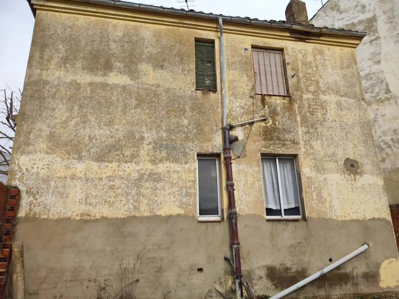 Vista exterior de Casa o xalet en venda en León Capital  amb Jardí privat i Traster