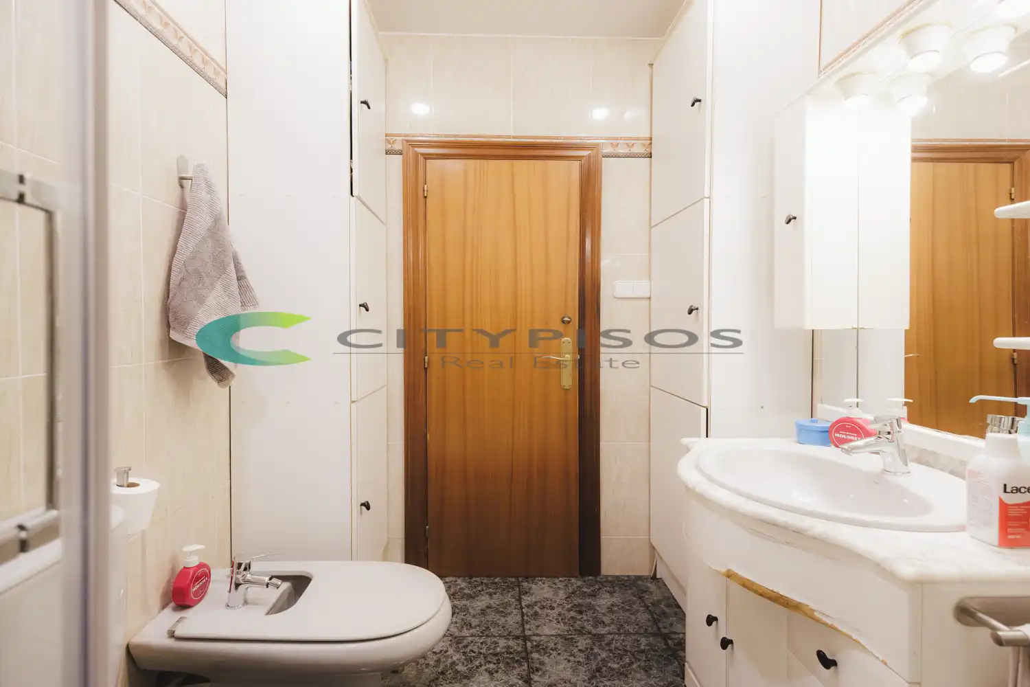 Bathroom of Flat for sale in Barcelona  with Air Conditioner and Oven