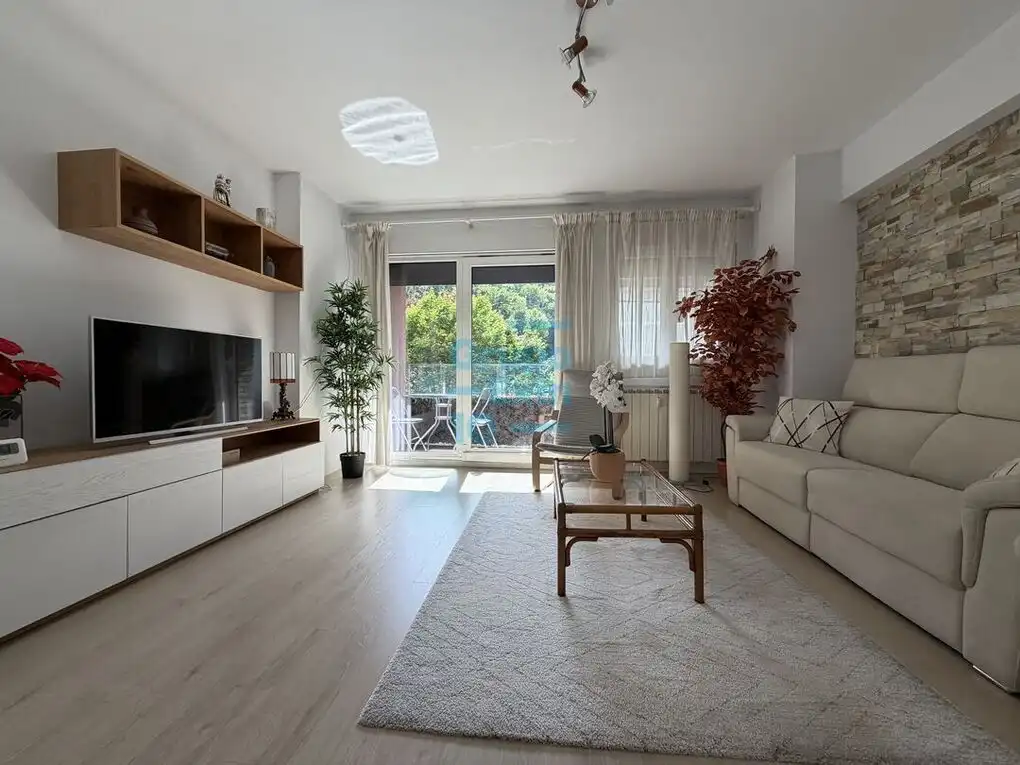 Sala d'estar de Pis en venda en Donostia - San Sebastián  amb Calefacció i Terrassa