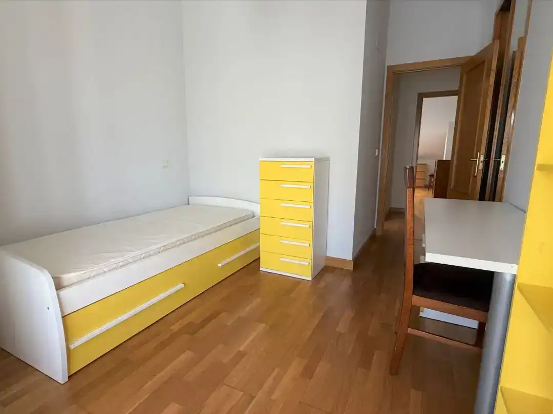 Schlafzimmer von Dachboden zur Miete in Zaratán mit Schwimmbad