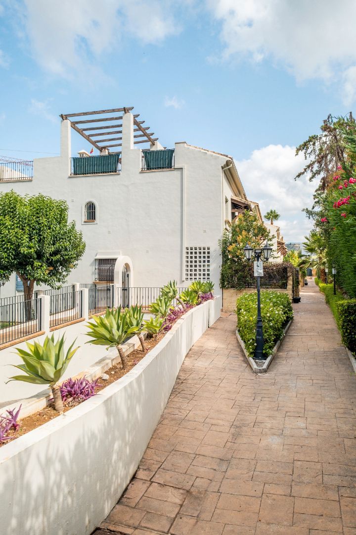 Vista exterior de Casa adosada en venda en Marbella amb Aire condicionat, Jardí privat i Moblat