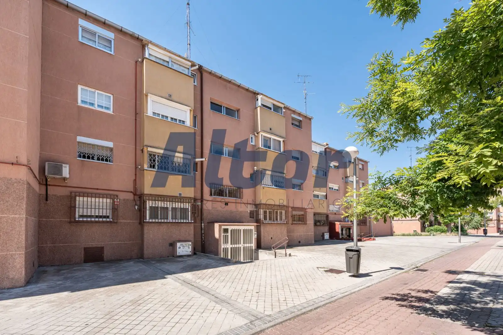 Vista exterior de Piso en venta en Madrid con Calefacción y Amueblado