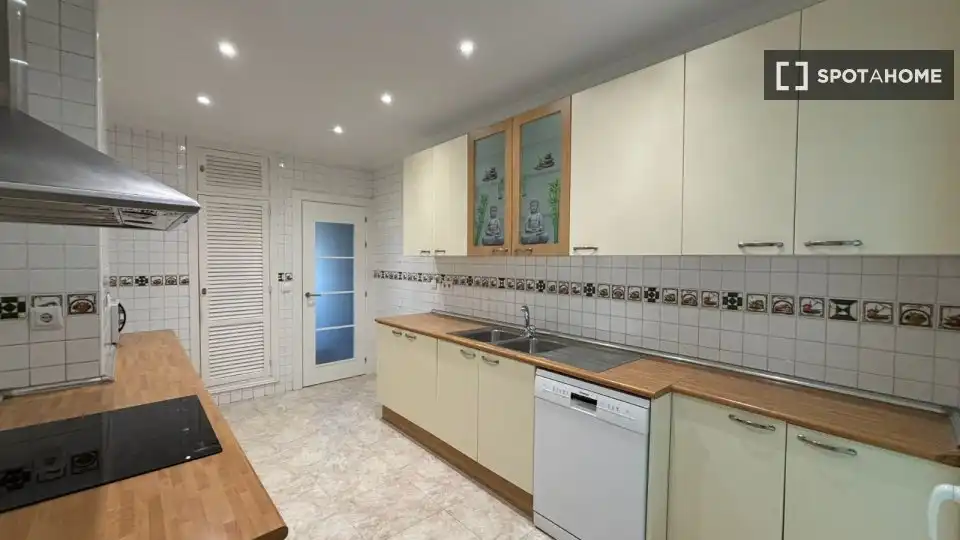 Cocina de Piso para compartir en Madrid con Aire acondicionado, Calefacción y Amueblado