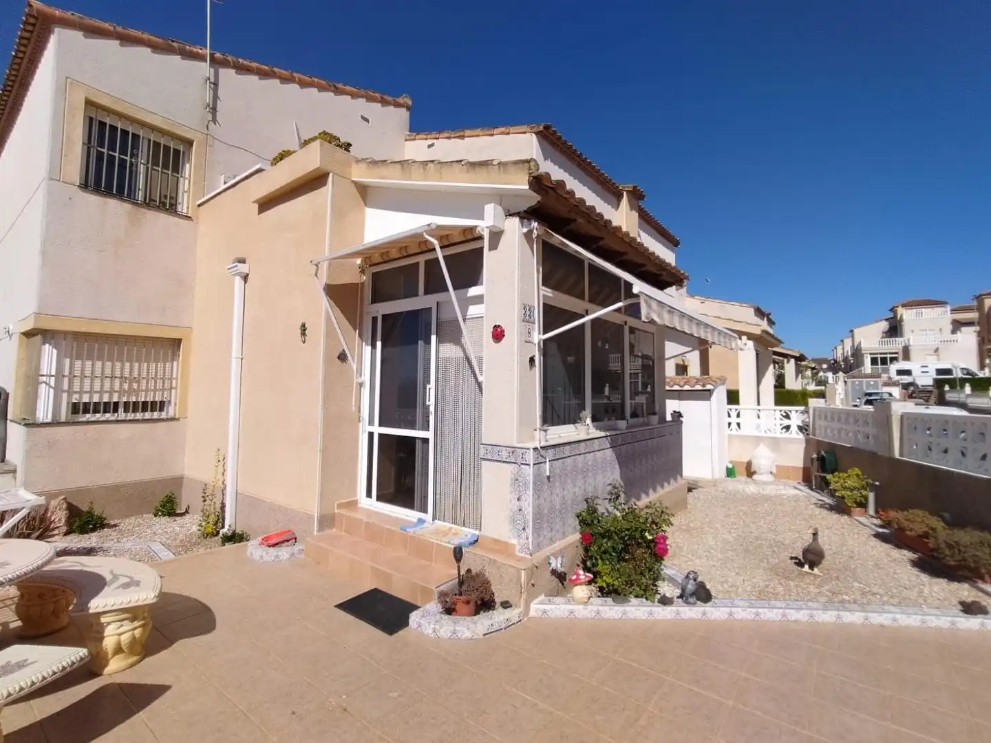 Außenansicht von Maisonette zum Verkauf in Algorfa mit Klimaanlage, Heizung und Privatgarten