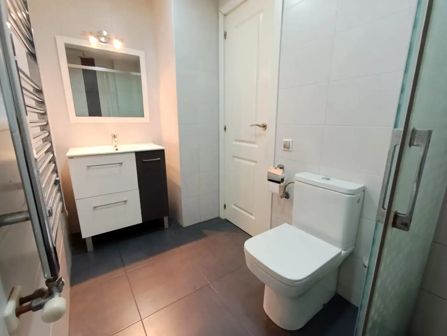 Badezimmer von Erdgeschoss zum Verkauf in Badalona mit Heizung, Parkett und Balkon
