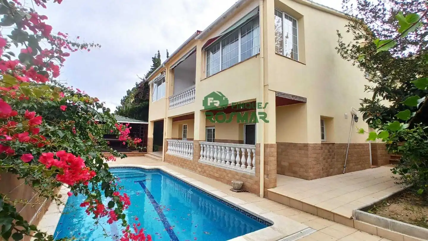 Casa amb piscina en venda a Roca Grossa