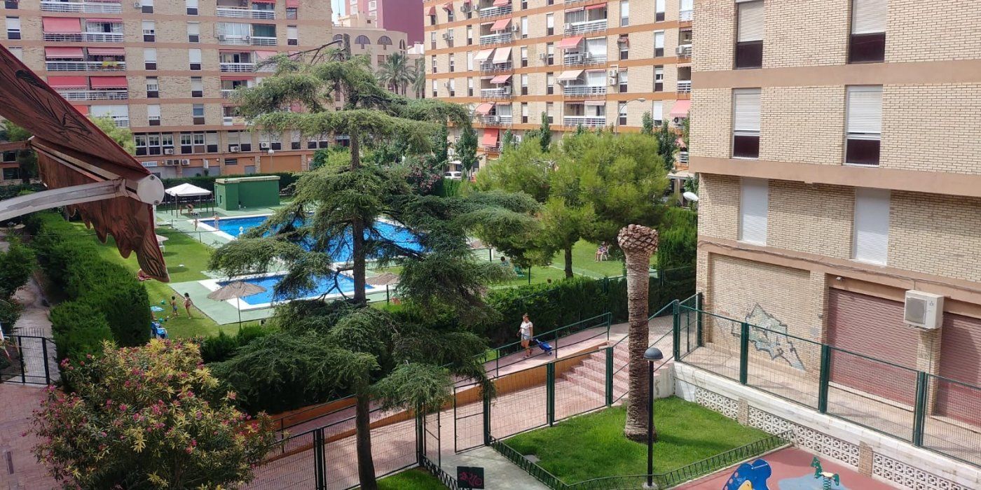Außenansicht von Wohnung zur Miete in Alicante / Alacant mit Privatgarten, Parkett und Terrasse