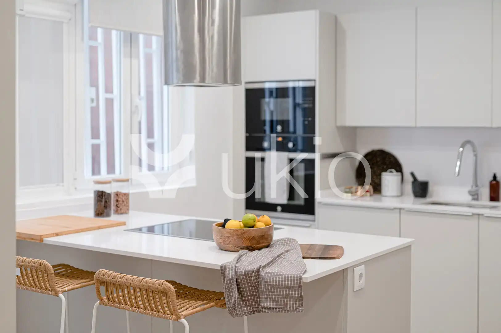 Cuina de Apartament de lloguer en Madrid amb Aire condicionat, Calefacció i Moblat
