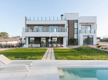 Chalet con piscina en venta en Llevant