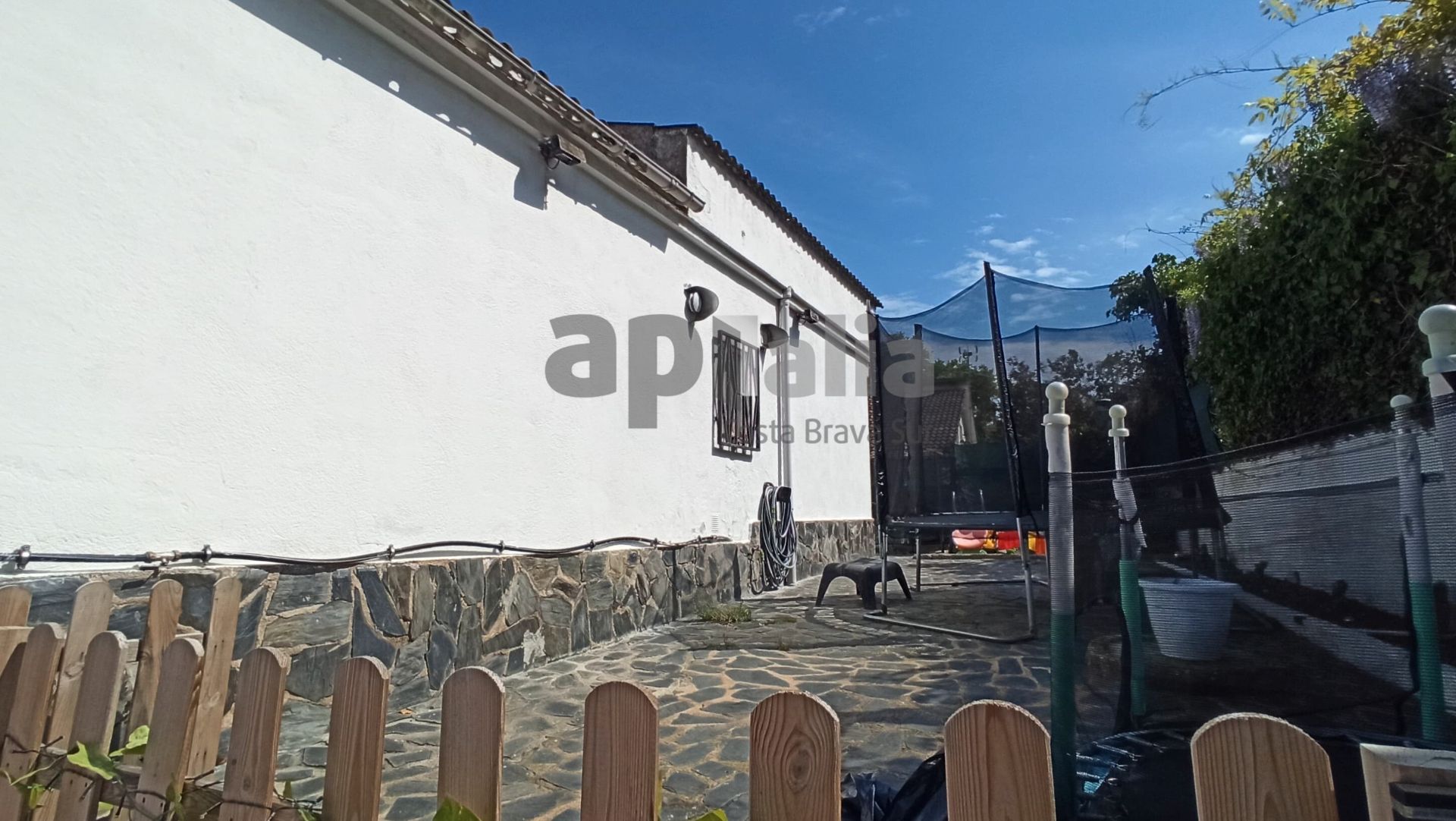 Casa adosada en venda a Montbarbat