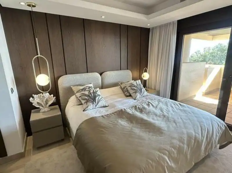 Habitación de Apartamento de alquiler en Estepona con Aire acondicionado, Terraza y Piscina