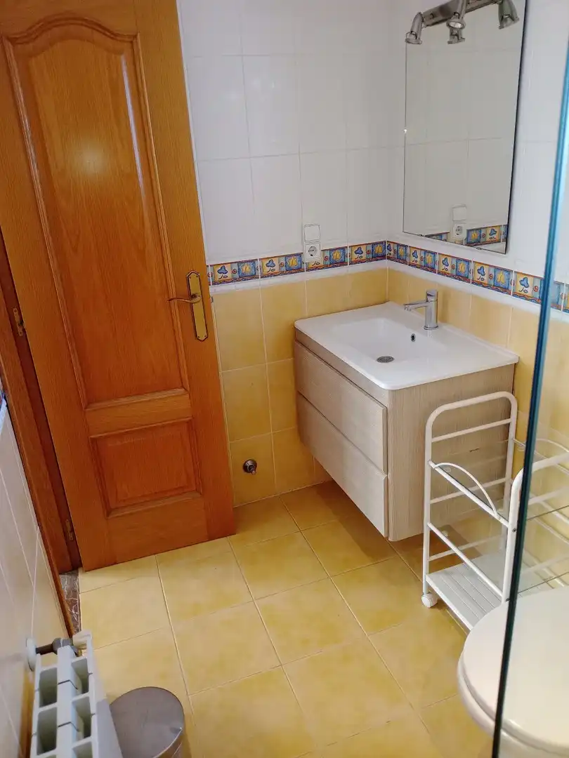 Baño de Casa adosada de alquiler en Xirivella con Terraza y Amueblado