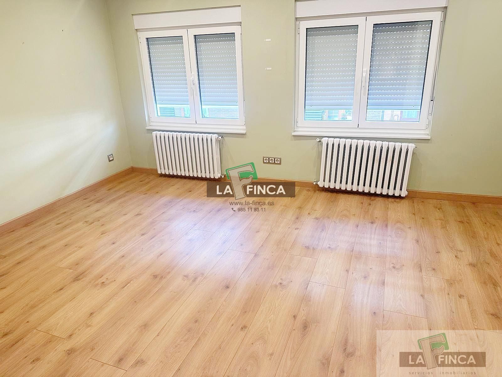 Sala d'estar de Pis de lloguer en Oviedo  amb Calefacció i Parquet