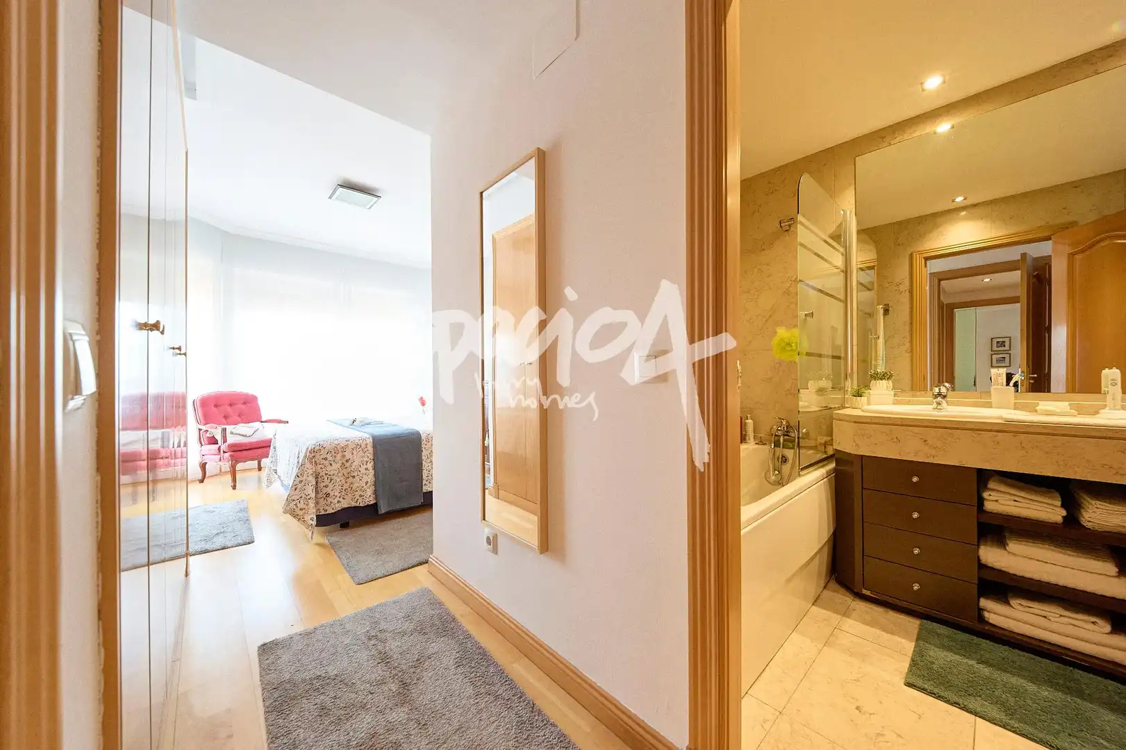 Schlafzimmer von Dachboden zum Verkauf in Majadahonda mit Heizung, Terrasse und Abstellraum
