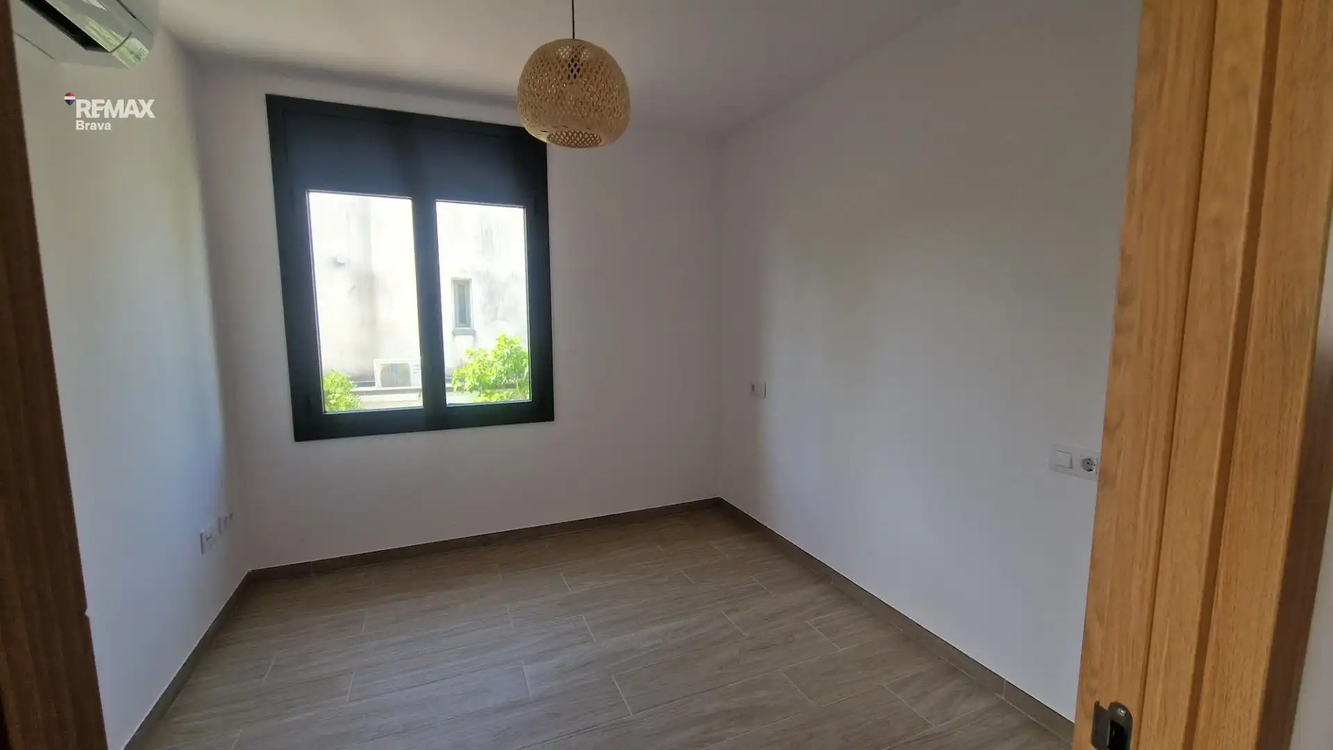 Schlafzimmer von Wohnung zum Verkauf in Empuriabrava mit Klimaanlage, Privatgarten und Terrasse