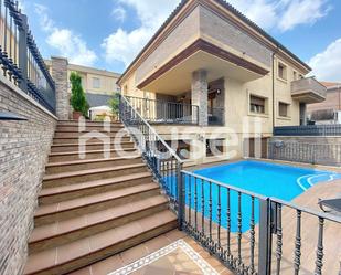 Vista exterior de Casa o xalet en venda en Cáceres Capital amb Aire condicionat, Terrassa i Piscina