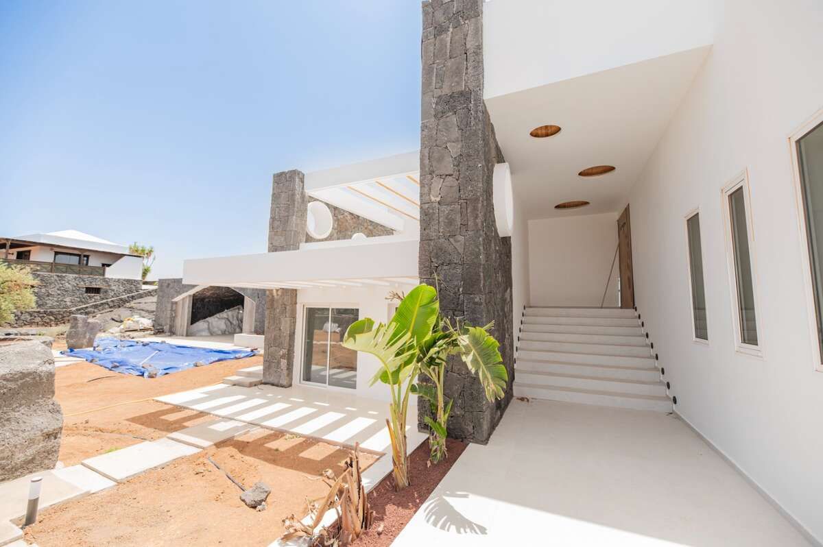 Vista exterior de Casa o xalet en venda en Teguise amb Piscina, Jacuzzi i Sauna