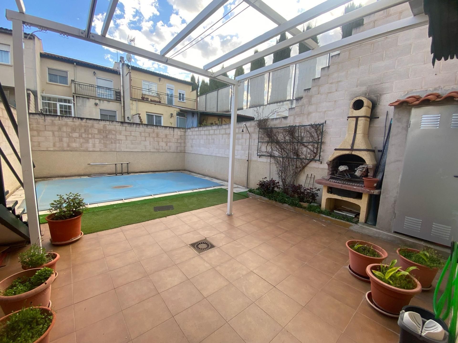 Piscina de Casa adosada en venda en Miguelturra amb Aire condicionat, Calefacció i Jardí privat