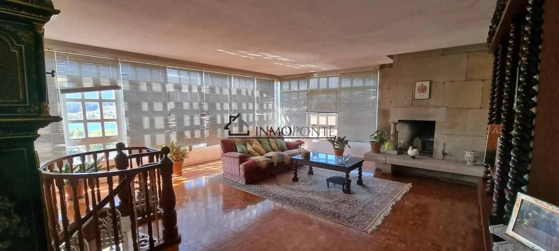 Sala d'estar de Casa o xalet en venda en Pontevedra Capital  amb Calefacció, Jardí privat i Terrassa