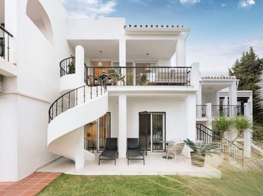 Semi-detached house with pool for sale in Nueva Andalucía
