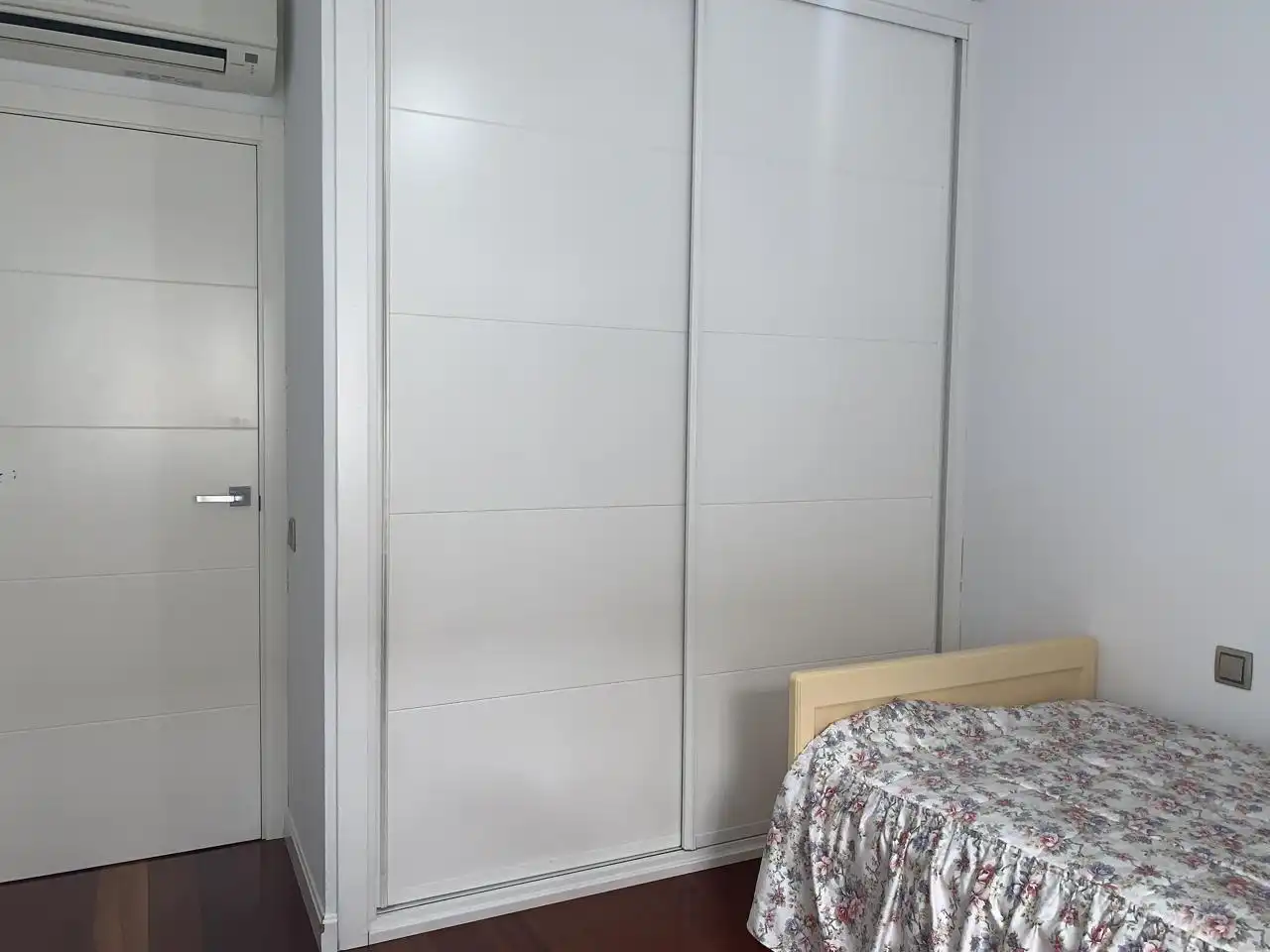 Schlafzimmer von Dachboden zur Miete in Madrid mit Klimaanlage, Heizung und Möbliert