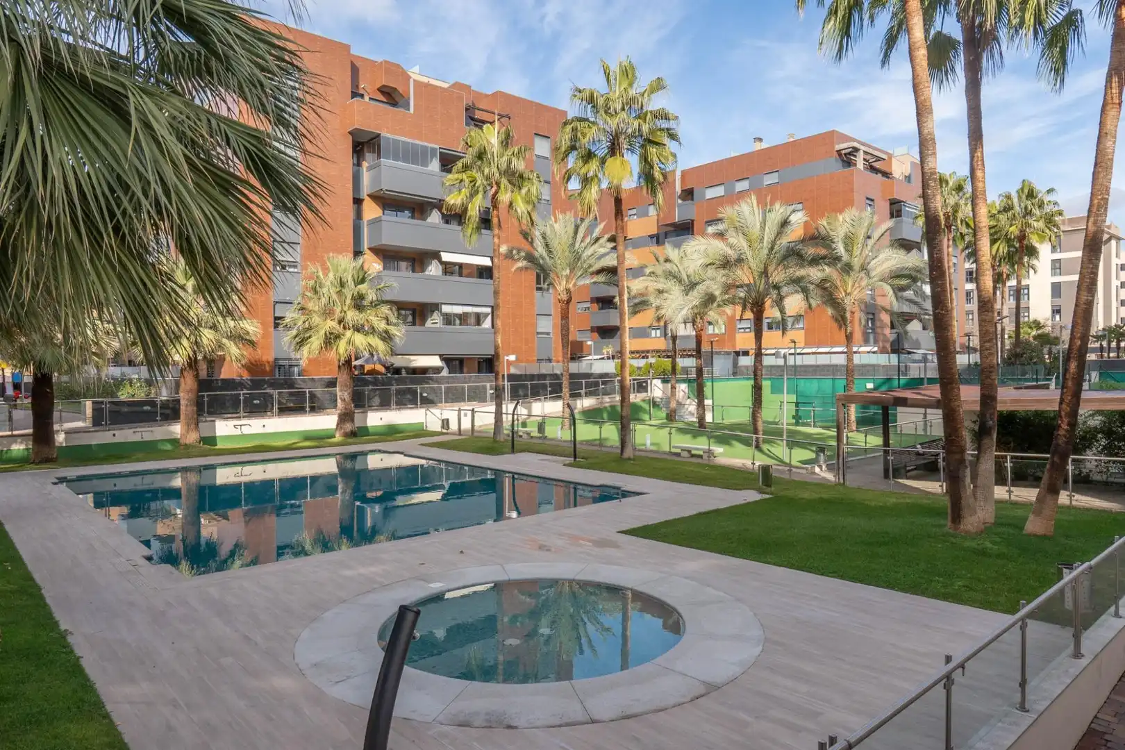 Schwimmbecken von Wohnung zum Verkauf in Granada mit Heizung, Privatgarten und Balkon