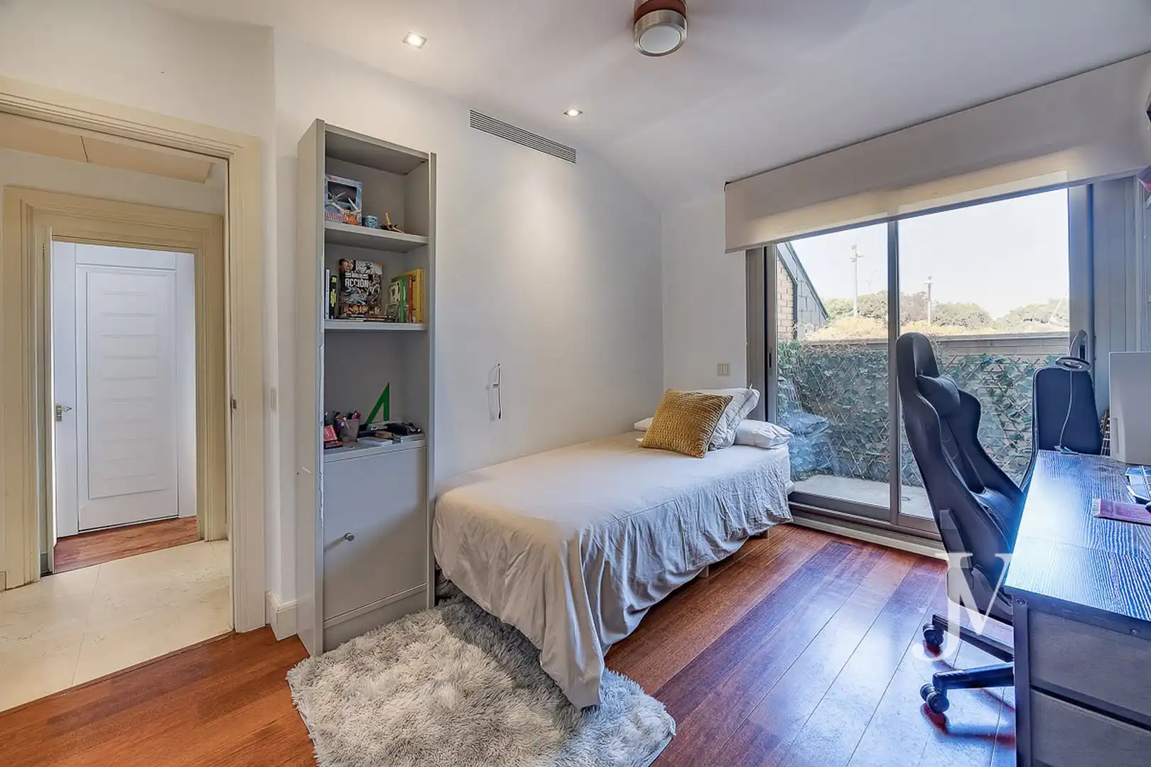 Schlafzimmer von Einfamilien-Reihenhaus zum Verkauf in Pozuelo de Alarcón mit Klimaanlage, Heizung und Privatgarten