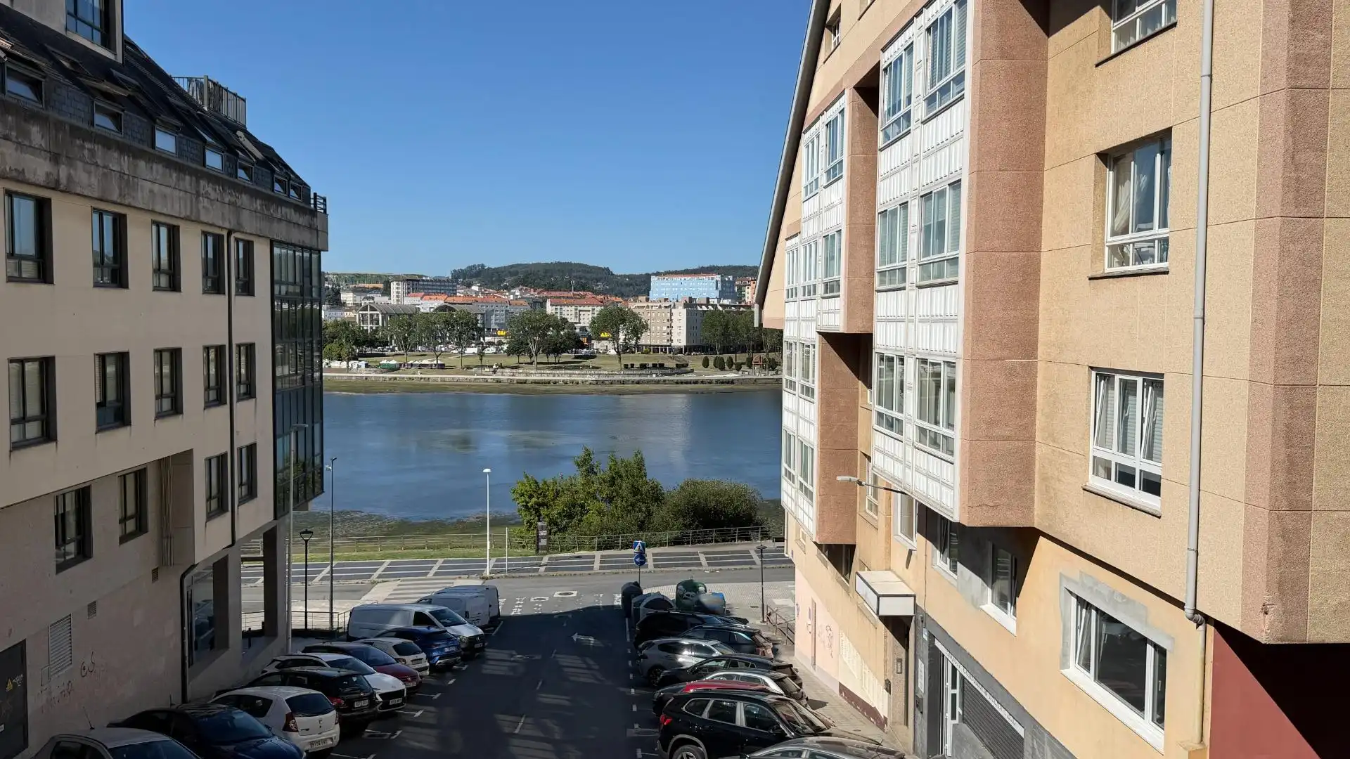 Vista exterior de Pis en venda en Cambre  amb Traster