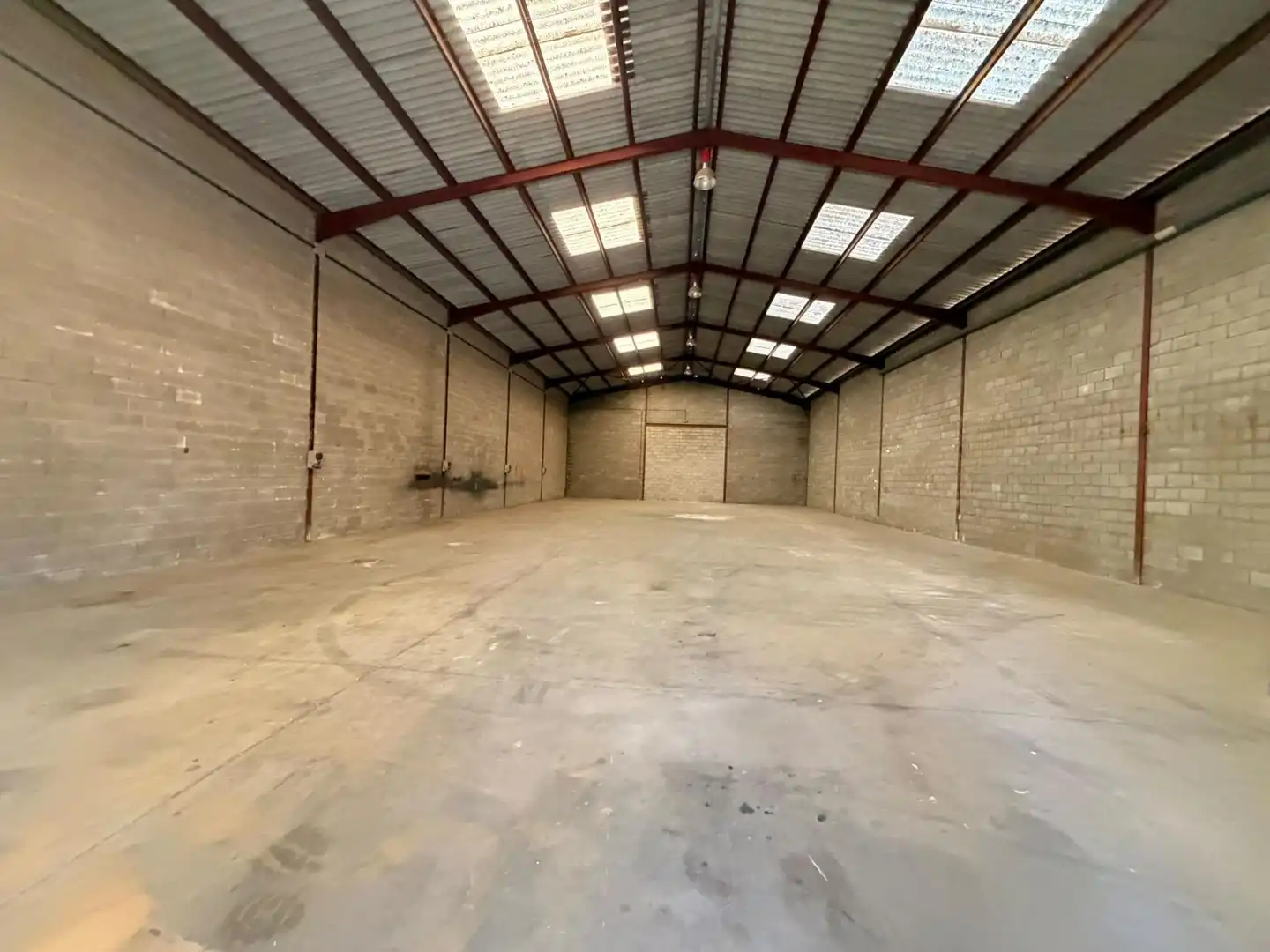 Industrial building to rent in Ponent