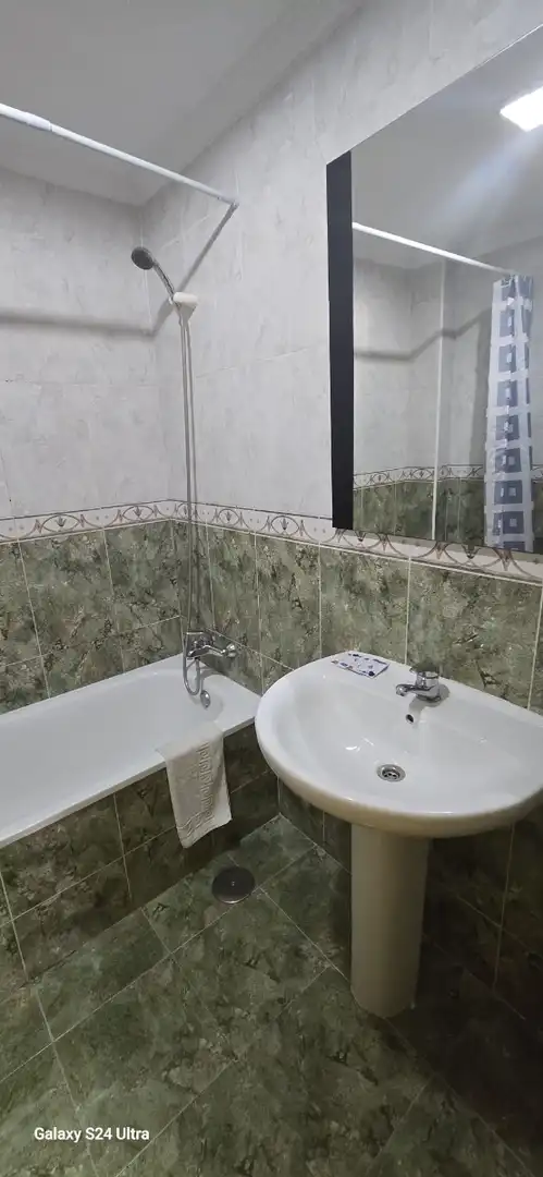 Baño de Apartamento de alquiler en Torrevieja con Aire acondicionado, Calefacción y Terraza