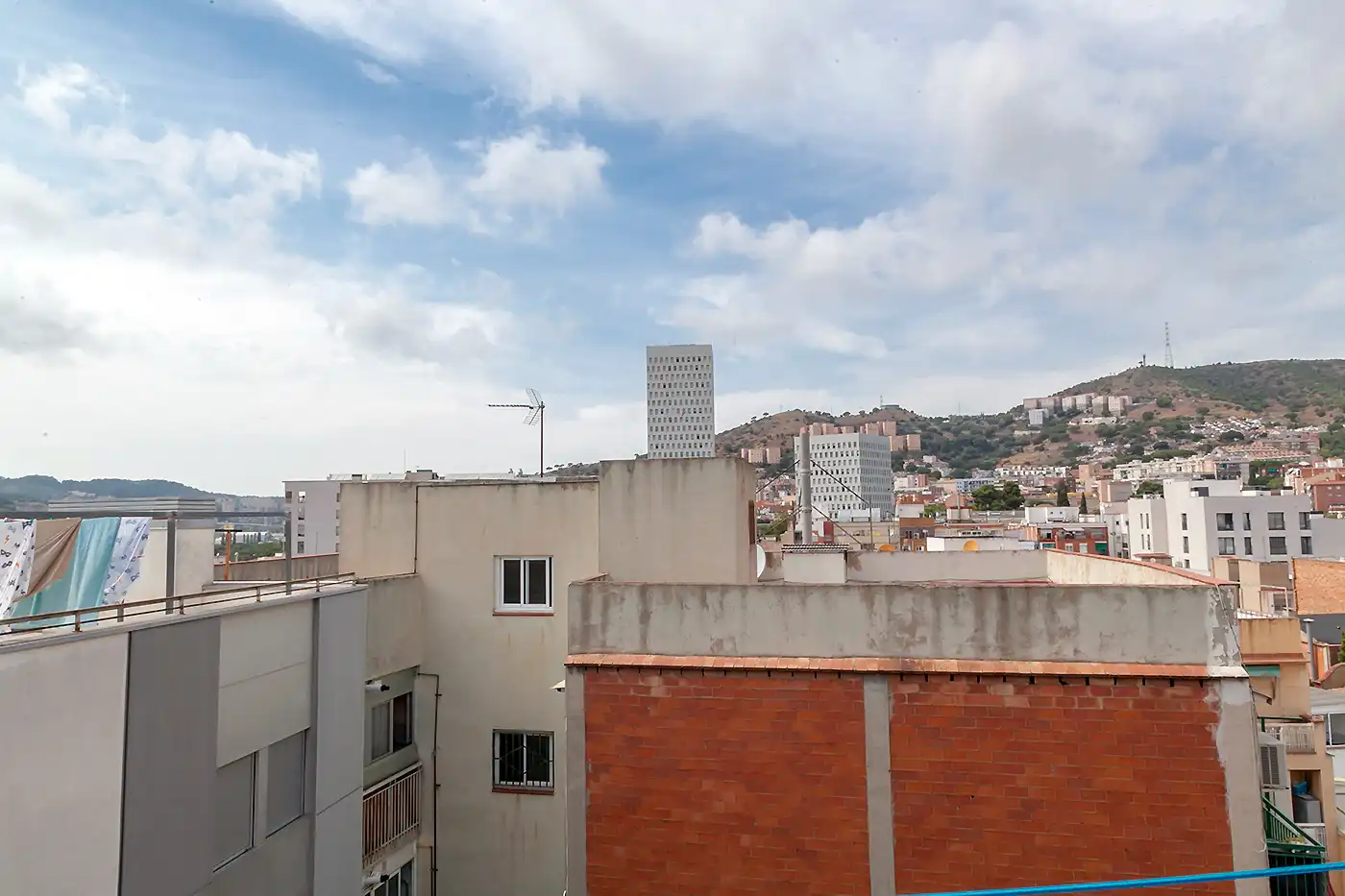 Vista exterior de Àtic en venda en Santa Coloma de Gramenet amb Aire condicionat, Calefacció i Forn