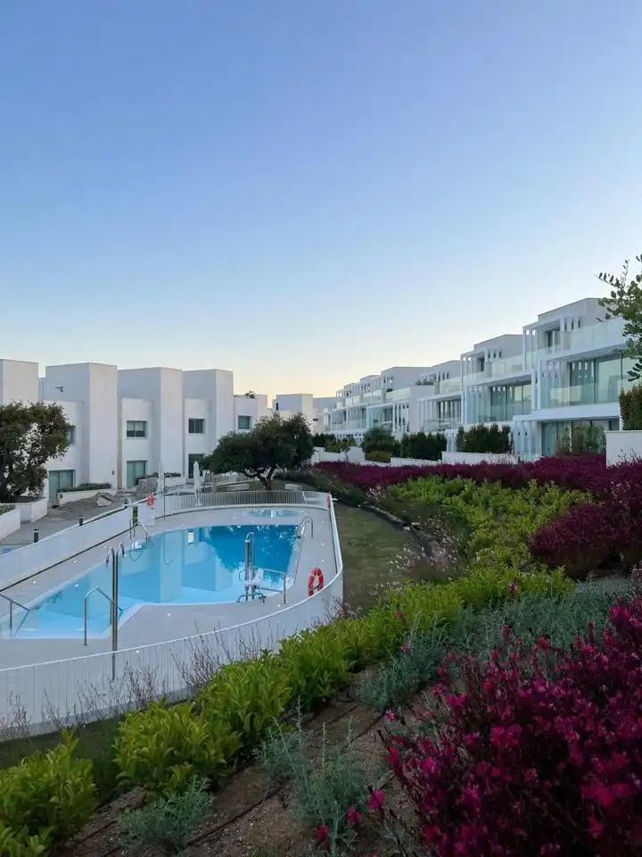 Vista exterior de Casa adosada en venda en Sotogrande amb Aire condicionat, Calefacció i Jardí privat
