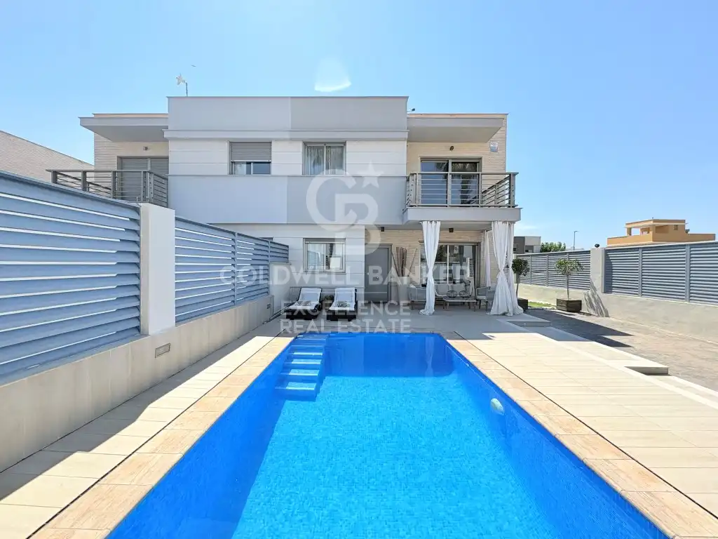 Vista exterior de Casa adosada en venda en Burriana / Borriana amb Jardí privat, Terrassa i Piscina