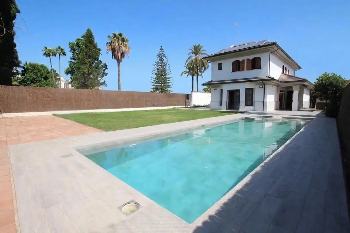 Detached house with pool for sale in Avenida - Divina Pastora - Plaza de Toros